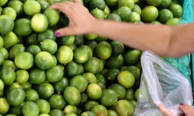 2024-04-26T120354Z_1_LYNXNPEK3P0F5_RTROPTP_4_BRAZIL-ECONOMY-INFLATION Consumidora em mercado em São Paulo (Foto: Paulo Whitaker/Reuters)