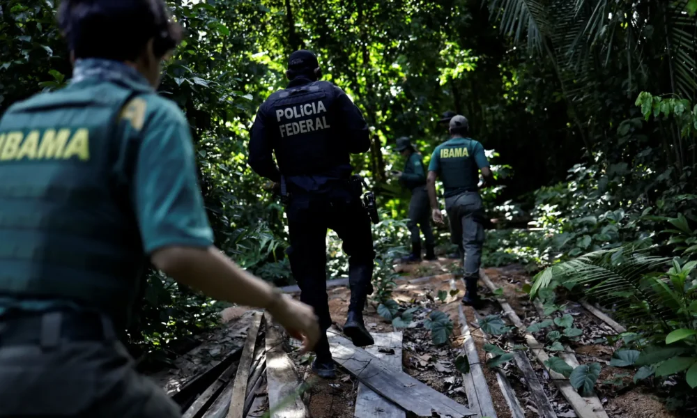 Agentes do Ibama são escoltados por policial federal durante ação de combate ao desmatamento da Amazônia em Uruará, no Pará 19/01/2023 REUTERS/Ueslei Marcelino