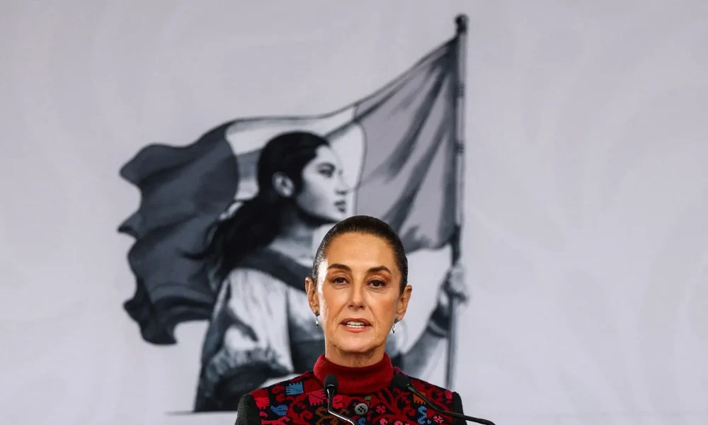 2024-11-22T000628Z_1_LYNXMPEKAL006_RTROPTP_4_MIGRATION-USA-MEXICO A presidente mexicana Claudia Sheinbaum discursa no dia do 114º aniversário da Revolução Mexicana na Cidade do México, México - 20/11/2024 (Foto: Raquel Cunha/Reuters)