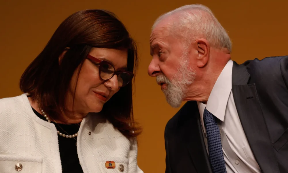 O presidente da República, Luiz Inácio Lula da Silva, na cerimônia de posse da presidente da Petrobras, Magda Chambriard, no Cenpes • Fernando Frazão/Agência Brasil