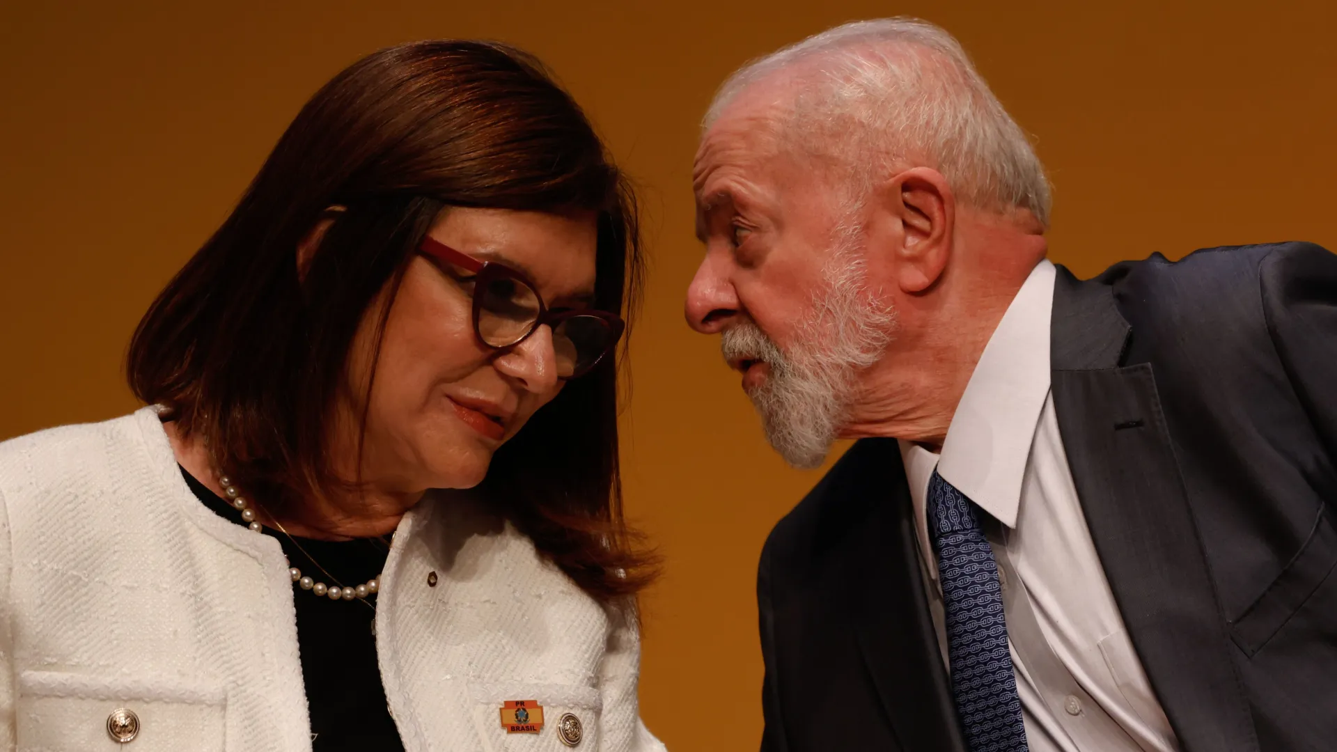 Lula discute reajuste de combustíveis com Magda e ministros; tendência é “segurar” preços