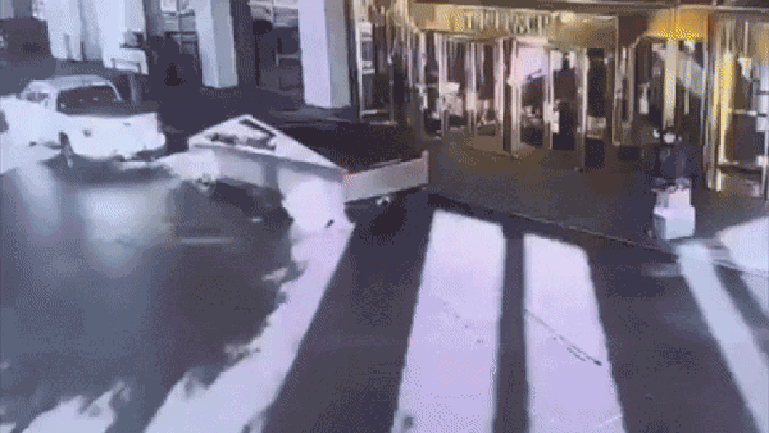 Veja momento em que carro da Tesla explode em frente ao Trump Hotel em Las Vegas