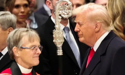 2025-01-21T173123Z_1427539408_RC2FECAHF54S_RTRMADP_3_USA-TRUMP O presidente dos EUA, Donald Trump, ao lado da reverenda Mariann Edgar Budde enquanto participa do Serviço do Dia Nacional de Oração na Catedral Nacional de Washington, nos EUA, em 21 de janeiro de 2025. REUTERS/Kevin Lamarque.