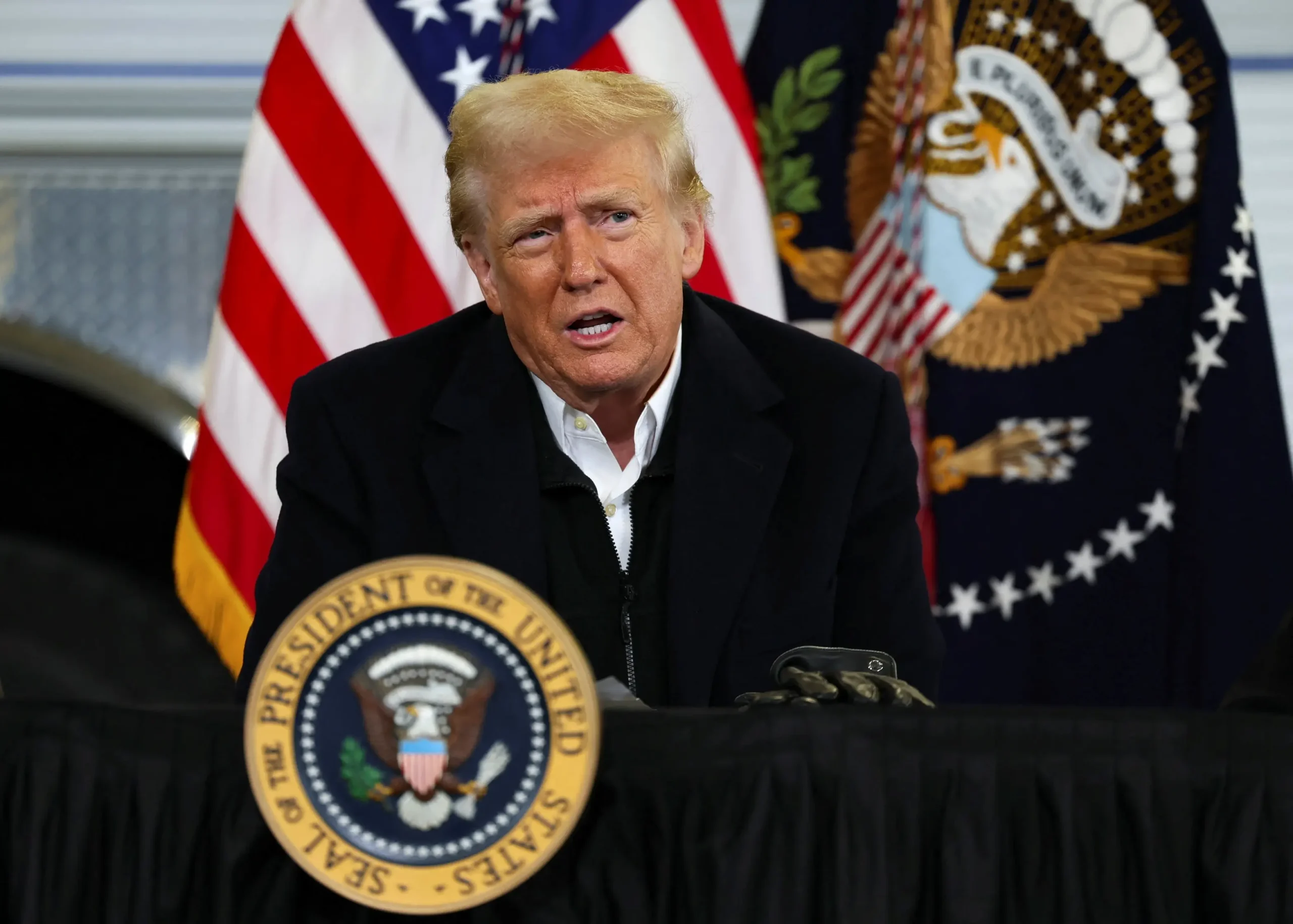 Trump impõe tarifa de 25% à Colômbia após país recusar voos com imigrantes deportados