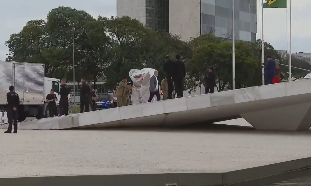Obras de arte chegando no Palácio do Planalto • 8/1/2024 - Reprodução/CNN