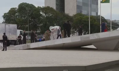 Obras de arte chegando no Palácio do Planalto • 8/1/2024 - Reprodução/CNN