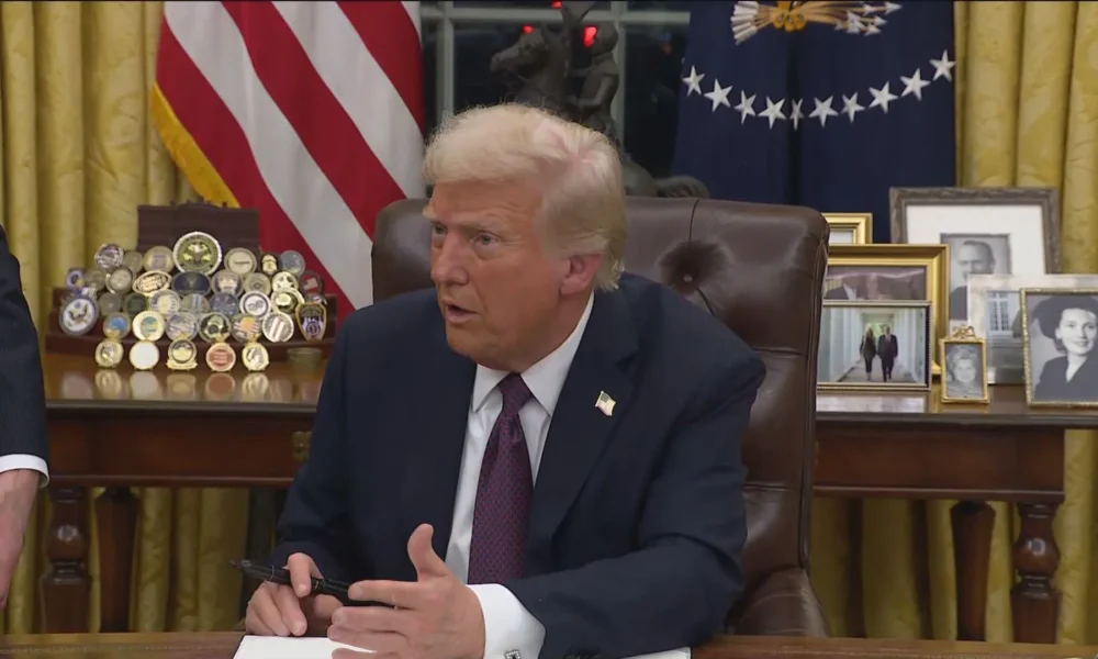 BR_CNN_200125_CNSI_2100_0000_frame_108972 Trump assina decretos no Salão Oval nesta segunda-feira (20) • CNN