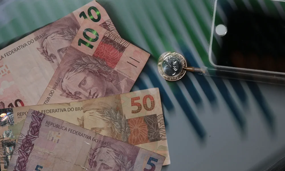 Economia-Moeda-RealDinheiro-Calculadora-Marcello-Casal-JrAgencia-Brasil Em novembro, houve déficit de R$ 4,5 bilhões • Marcello Casal Jr/Agência Brasil