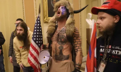 Jake Angeli e outros extremistas que invadiram o Capitólio dos EUA (Win McNamee/Getty Images)