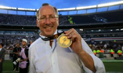 John Textor, proprietário do Botafogo, celebra com a medalha de vencedor após a Final da Copa CONMEBOL Libertadores 2024 entre Atlético Mineiro e Botafogo no Estádio Más Monumental em 30 de novembro de 2024, em Buenos Aires, Argentina. (Foto de Buda Mendes/Getty Images)