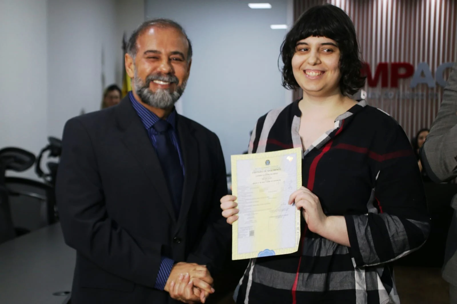 No Acre, jovem recebe certidão de nascimento com retificação de gênero