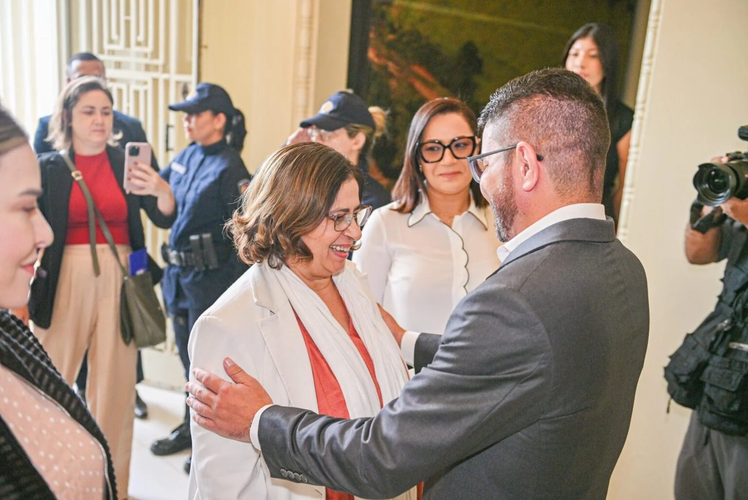 Gladson recebe ministra Cida e reforça compromisso com políticas para mulheres