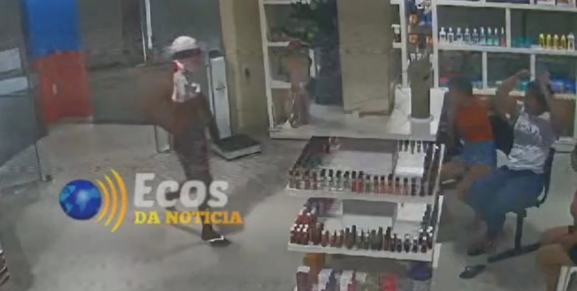 Criminoso armado com faca assalta farmácia em Sena Madureira;VÍDEO