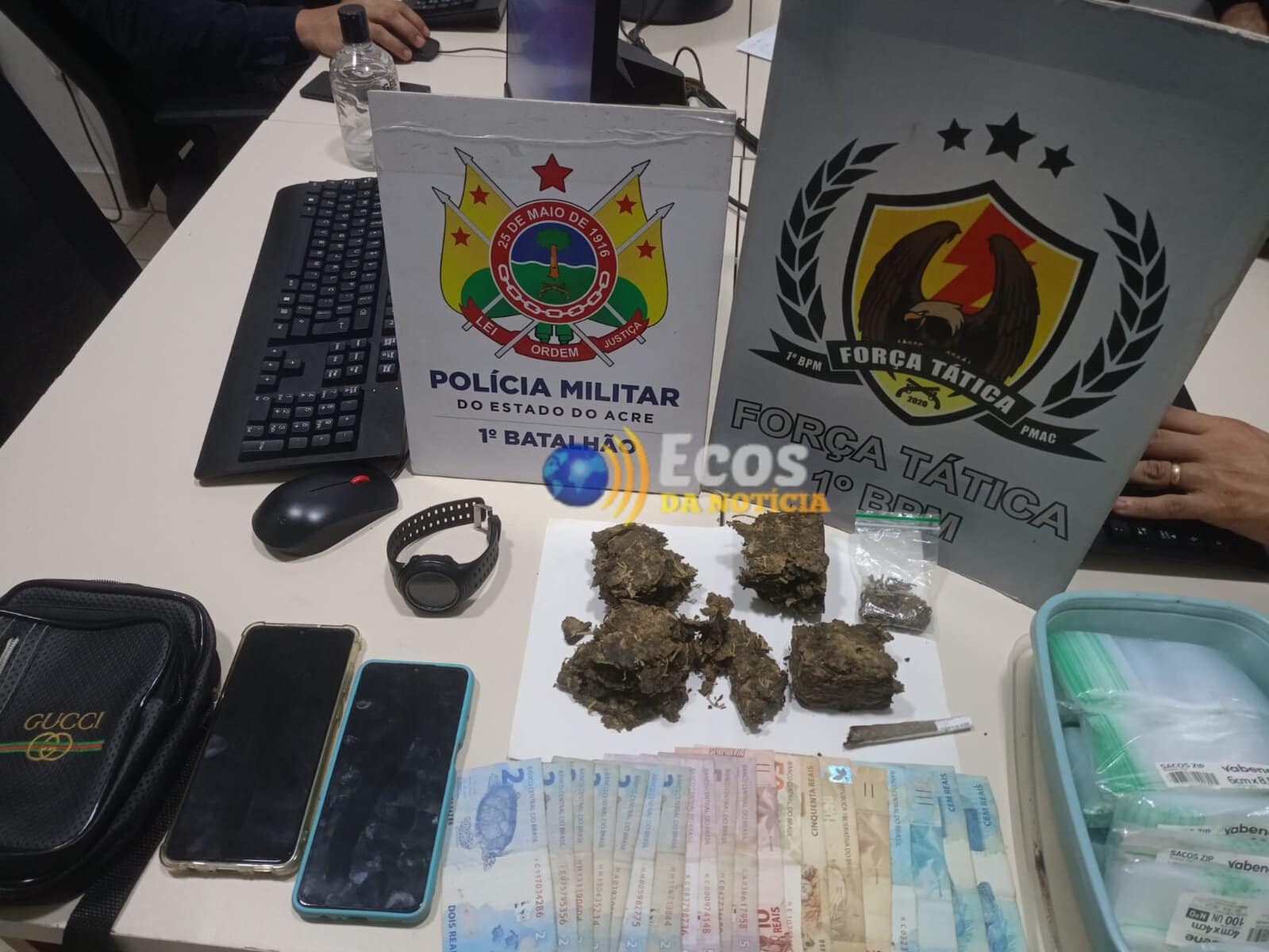 Traficante é preso em via pública com dinheiro e drogas na capital