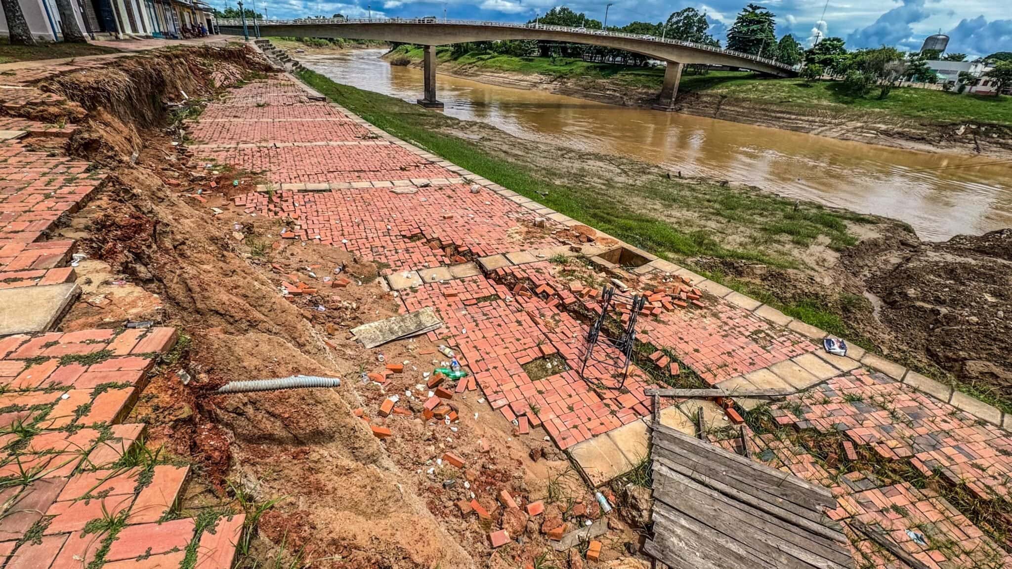 Oscilação abrupta do Rio Acre acelera erosão e agrava colapso na ETA I e no Novo Mercado Velho