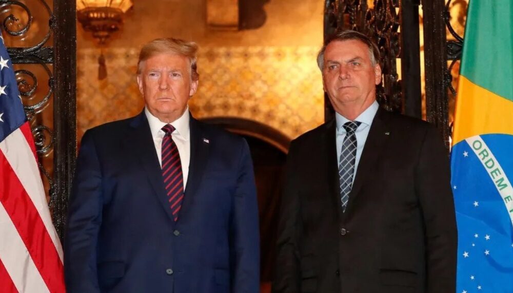 Presidente eleito dos EUA, Donald Trump, ao lado do então presidente brasileiro, Jair Bolsonaro, em 2021 • Alan Santos/ PR