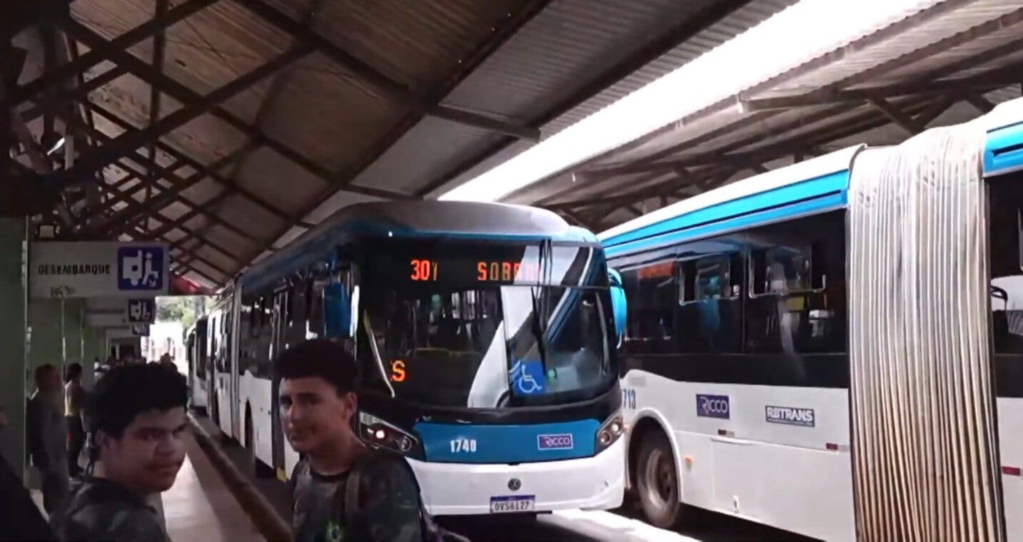 Motoristas da Ricco  negociam pagamento e suspendem paralisação em Rio Branco