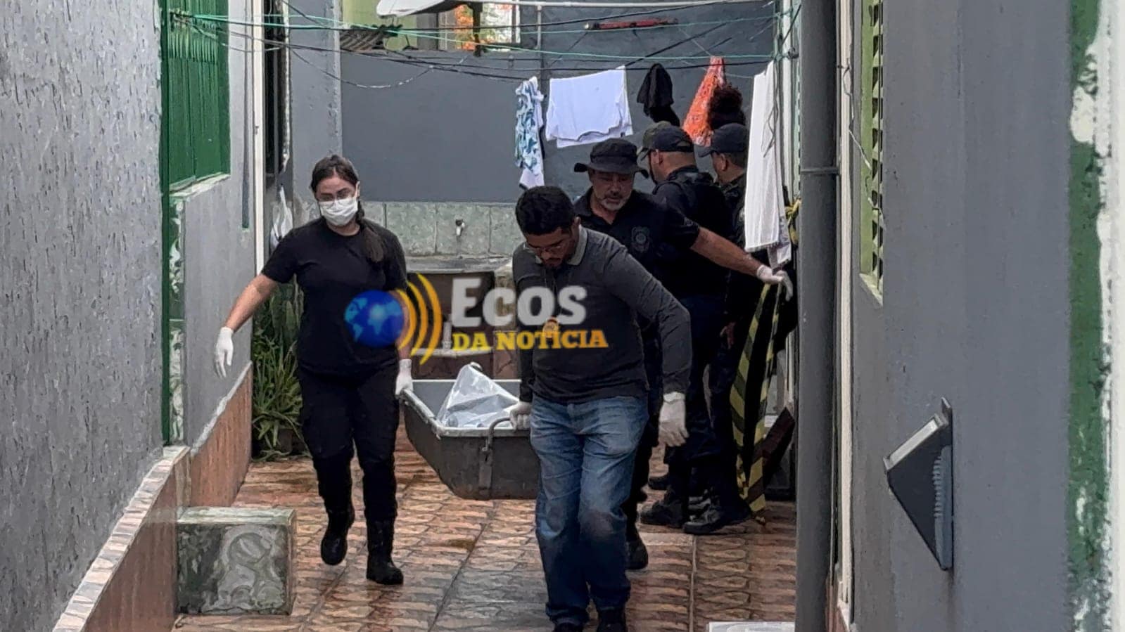 Homem em surto psicótico sobe em telhado, cai e morre em Rio Branco