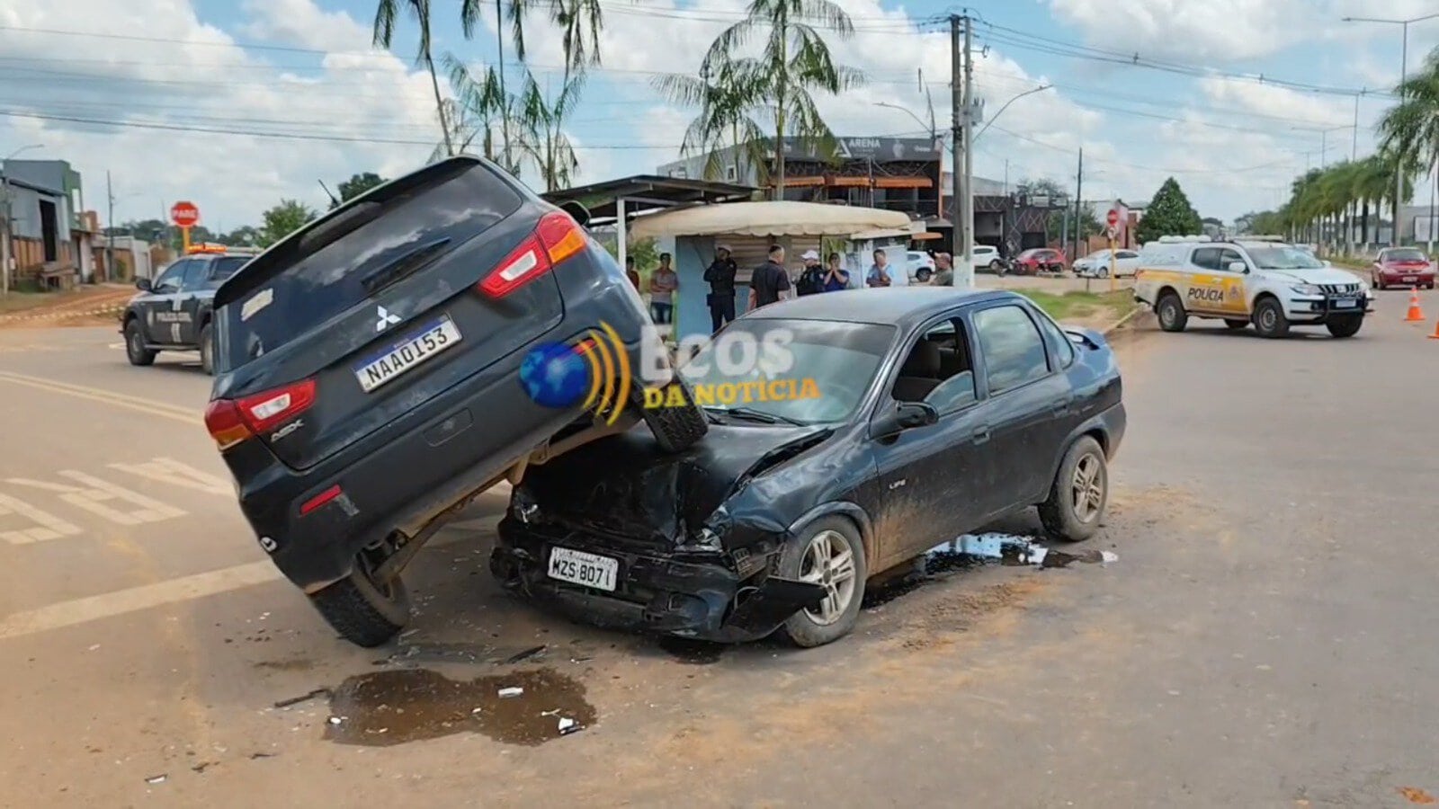 Acidente de trânsito deixa carro sobre outro e casal ferido em Rio Branco