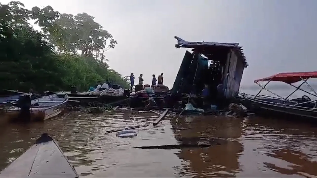 Balsa passa por cima de moradia flutuante no Amazonas; 4 pessoas desapareceram