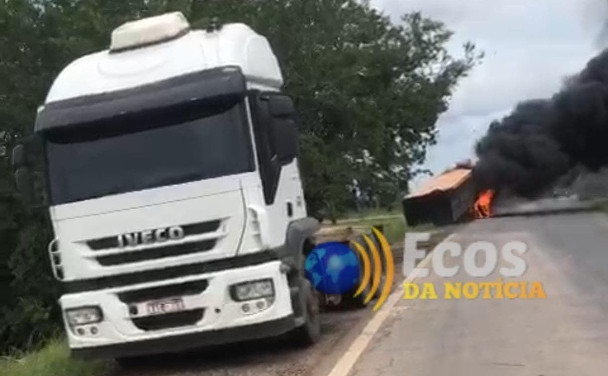 Caminhão tem parte traseira destruída por incêndio no Acre