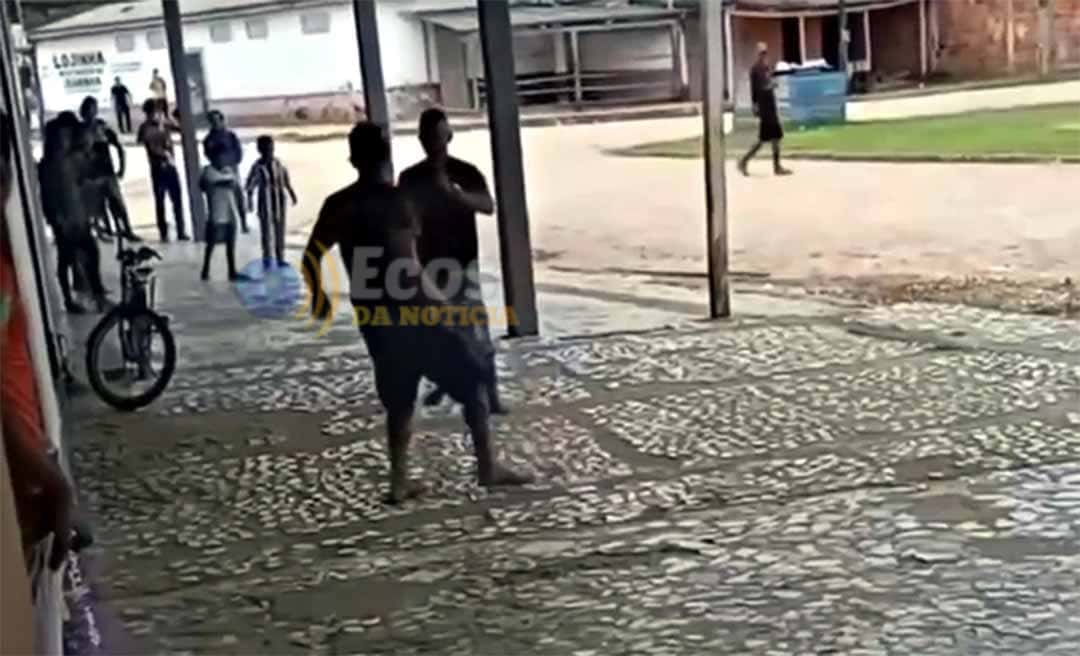 Briga por ‘bituca’ de cigarro em Manoel Urbano viraliza nas redes sociais; veja o vídeo