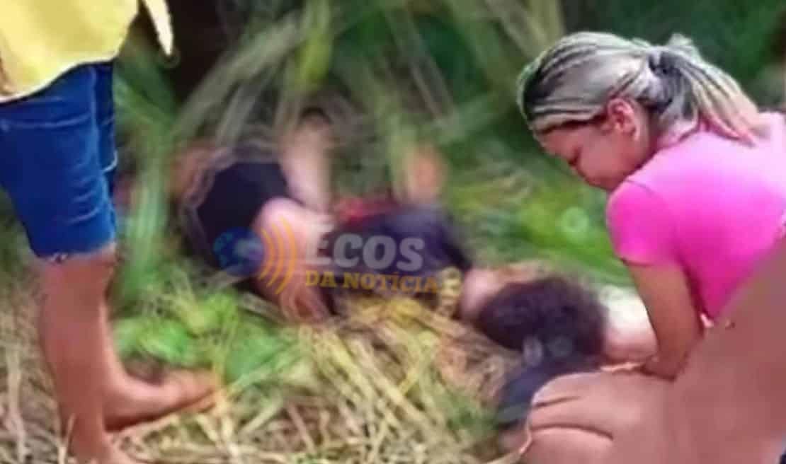 Adolescentes ficam feridos após colisão entre carro e motocicleta