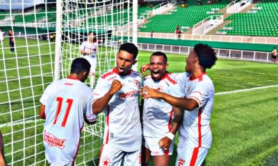 O atacante Cassiano e companheiros de equipe comemoram o primeiro gol do Rio Branco. Foto/Manoel Façanha
