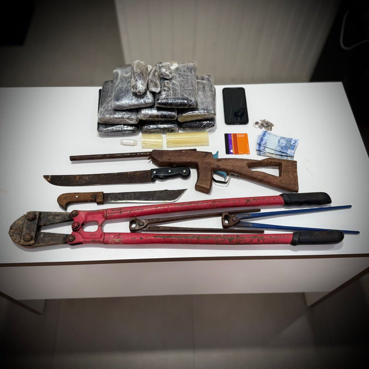 Em Tarauacá, PM apreende mais de 4 quilos de droga e arma de fogo