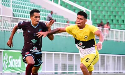 Os jogadores Felipinho e Korea durante duelo desta segunda-feira (27), na Arena da Floresta, envolvendo SC Humaitá e Adesg. Foto/Manoel Façanha