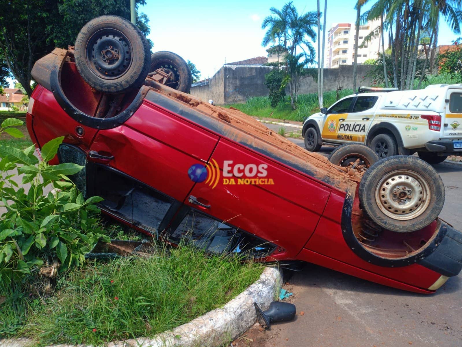 Colisão entre carros causa capotamento e deixa criança ferida em Rio Branco