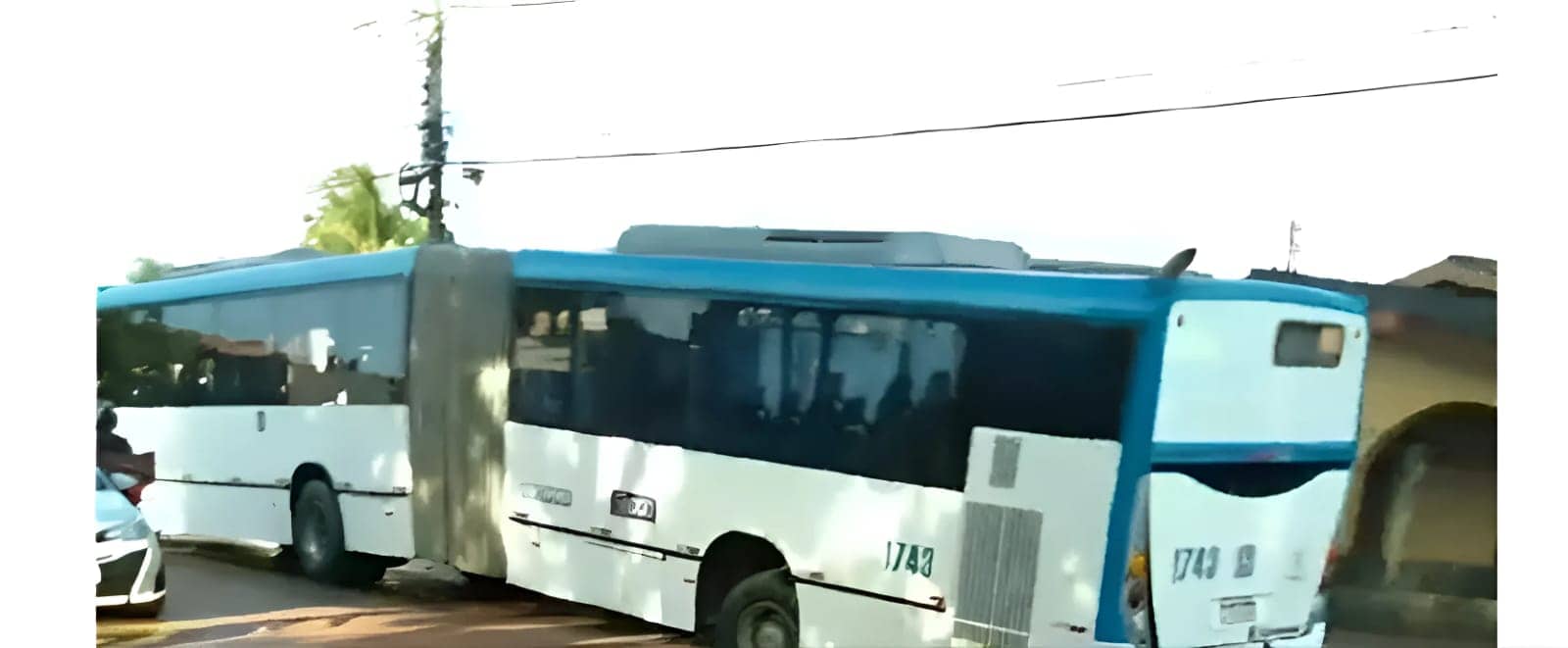 Ônibus cai em buraco e fica atolado em Rio Branco; veja vídeo