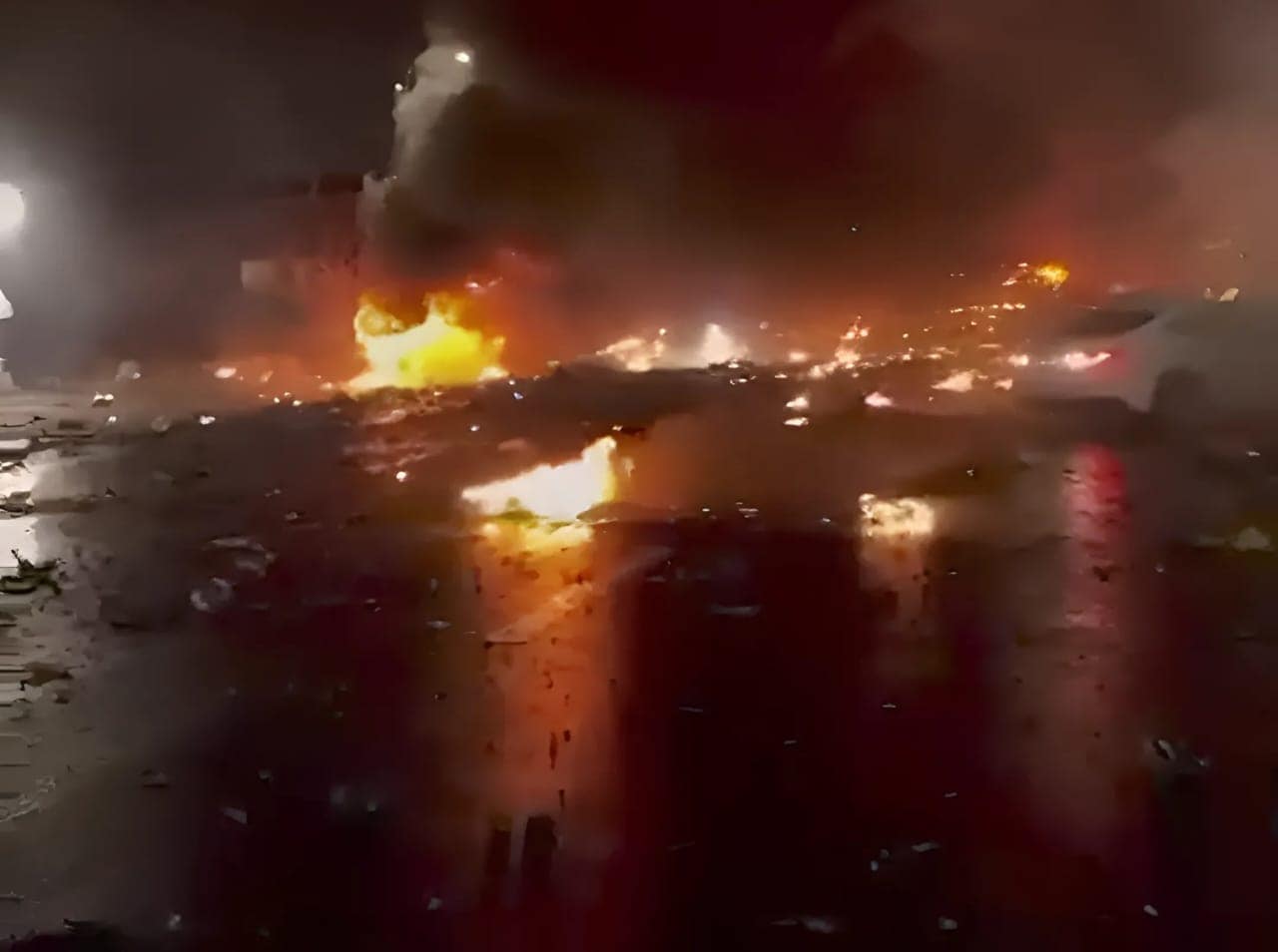 VÍDEO: Avião de pequeno porte cai na Filadélfia, nos EUA; 2 morrem