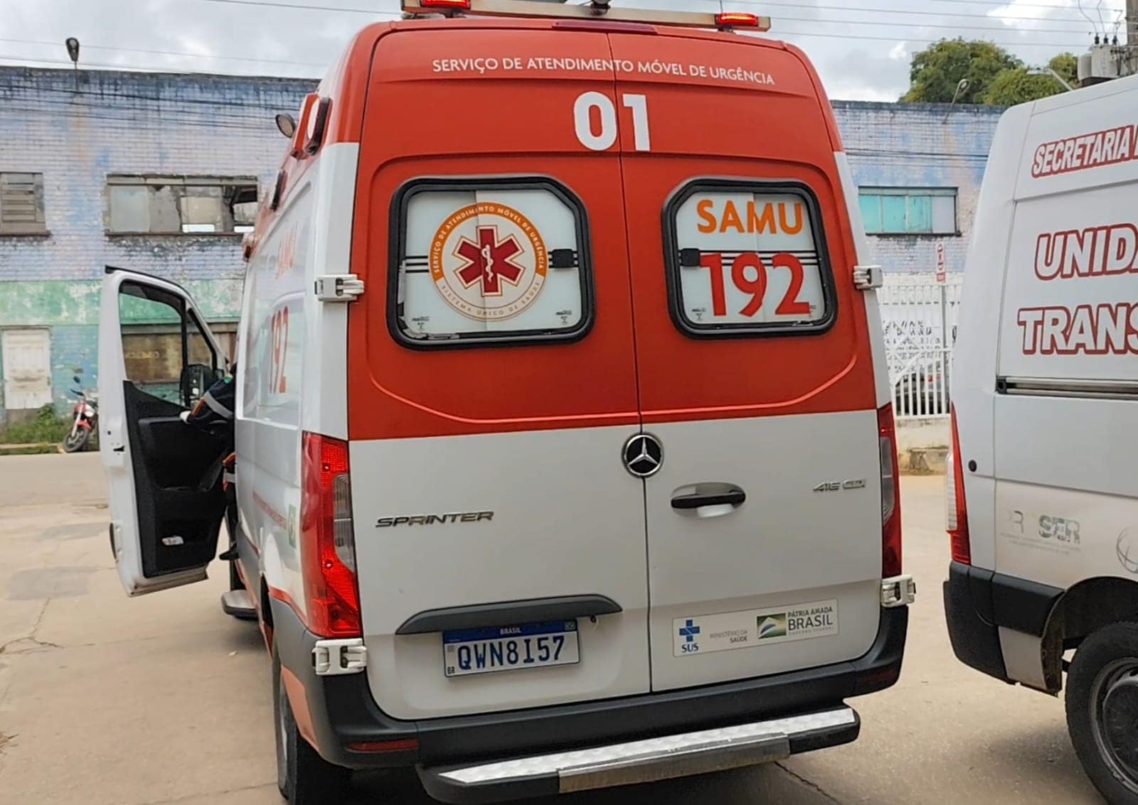 Colisão entre caminhonete e moto deixa motociclista ferido na capital