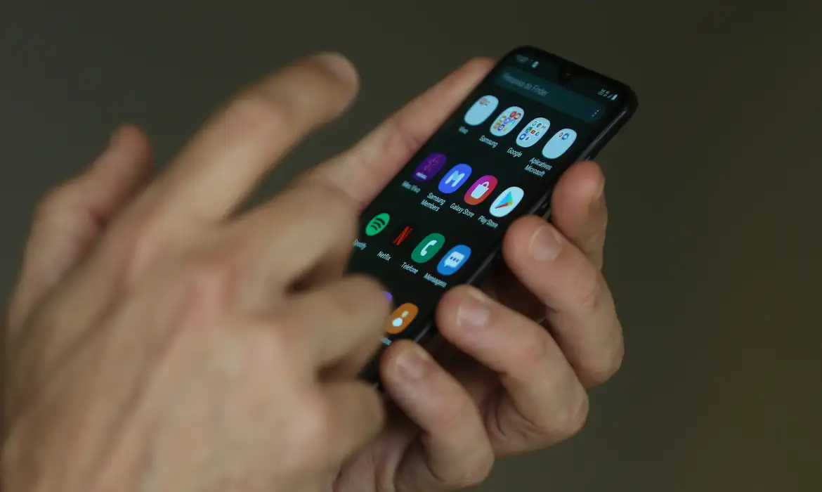 “Prefiro 10 TikToks do que uma aula chata”, diz aluno sobre proibição de celular nas escolas