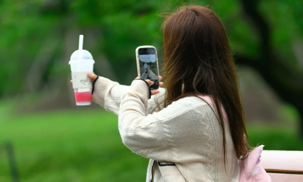 Os jovens da Geração Z estão moldando o futuro com ajuda da IA • Declan Sun/Unsplas