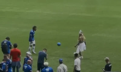 Gabigol e Rafaella foram flagrados jogando uma “altinha” no gramado do Mineirão • Reprodução