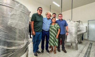 Bocalom posa para foto em meio a maquinários I Whidy Melo/ac24horas