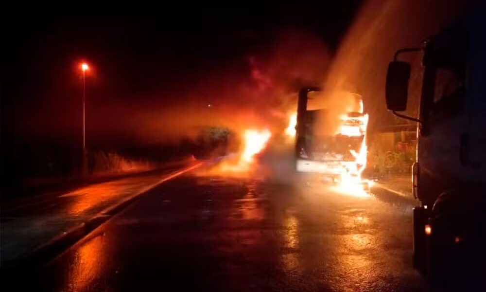incendio-em-mirante-da-serra-2 Incêndio de ônibus em Mirante da Serra (RO) — Foto: Divulgação/PM