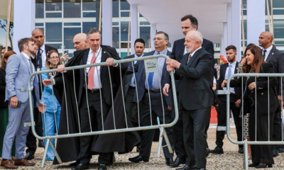 O presidente da República, Luiz Inácio Lula da Silva (PT), e o presidente do Supremo Tribunal Federal (STF), Luís Roberto Barroso, participam da retirada de grades que limitavam o acesso à sede da Corte, em Brasília (Foto: Ricardo Stuckert/PR)