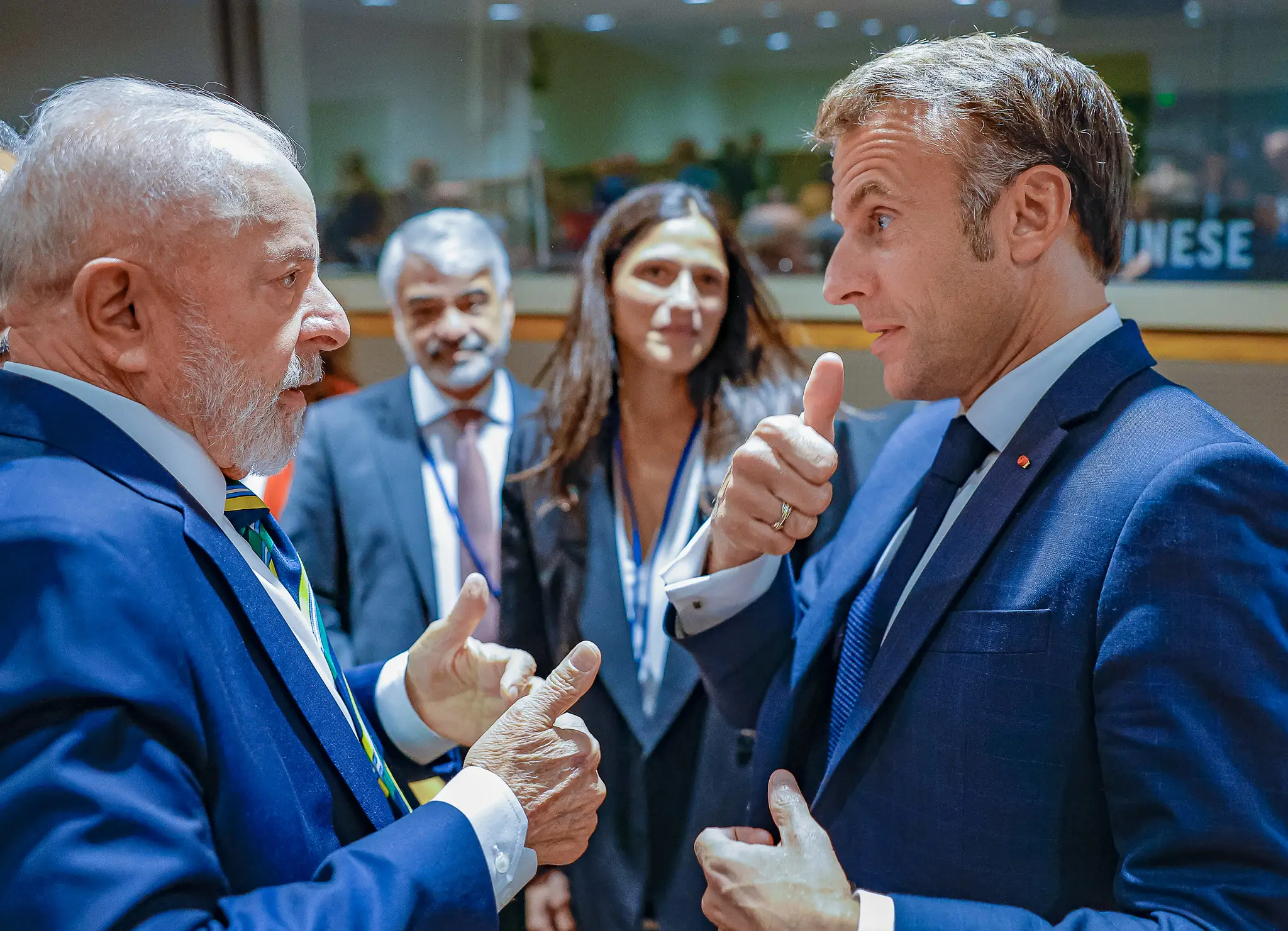 Em conversa ao telefone, Lula e Macron manifestam preocupação com política da Meta