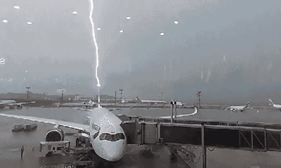 Avião é atingido por raio no Aeroporto Internacional de SP — Foto: Arquivo pessoal/Bernhard Warr