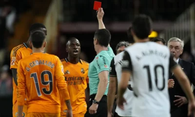 Vini Jr. é expulso pelo árbitro César Soto em Valencia 1 x 2 Real Madrid • Diego Souto/Getty Images