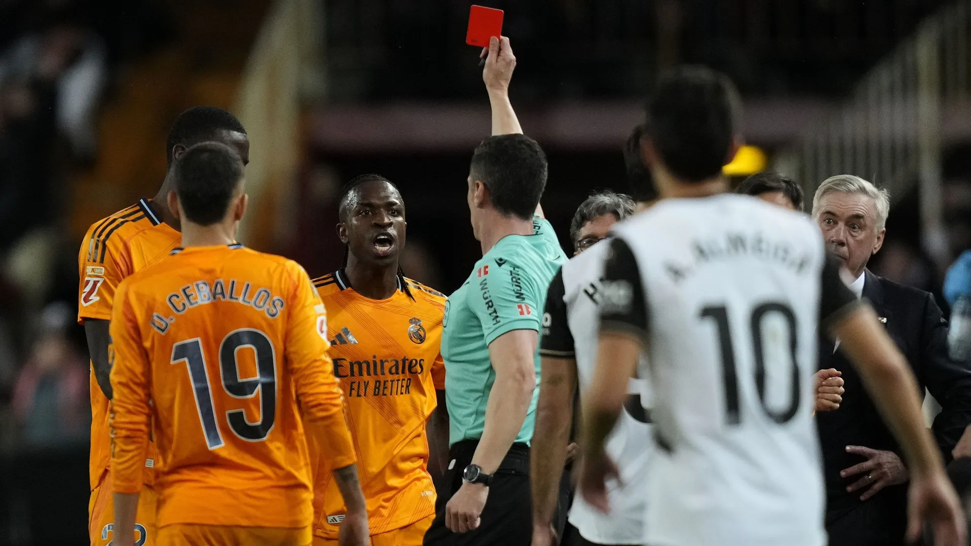 Vini Jr é expulso em reencontro com Valencia; Real Madrid vira nos acréscimos