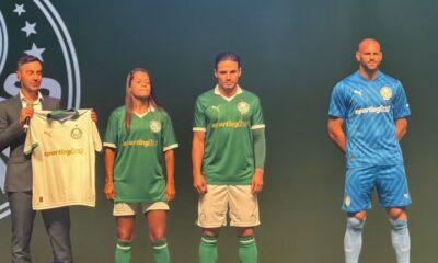 Laís Estevam, Veiga e Weverton apresentam camisas do Palmeiras com novo patrocinador — Foto: Thiago Ferri