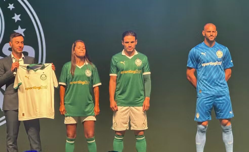 Laís Estevam, Veiga e Weverton apresentam camisas do Palmeiras com novo patrocinador — Foto: Thiago Ferri