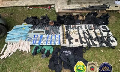 Arsenal com armas de guerra é encontrado no Paraná — Foto: Polícias Civil e Militar