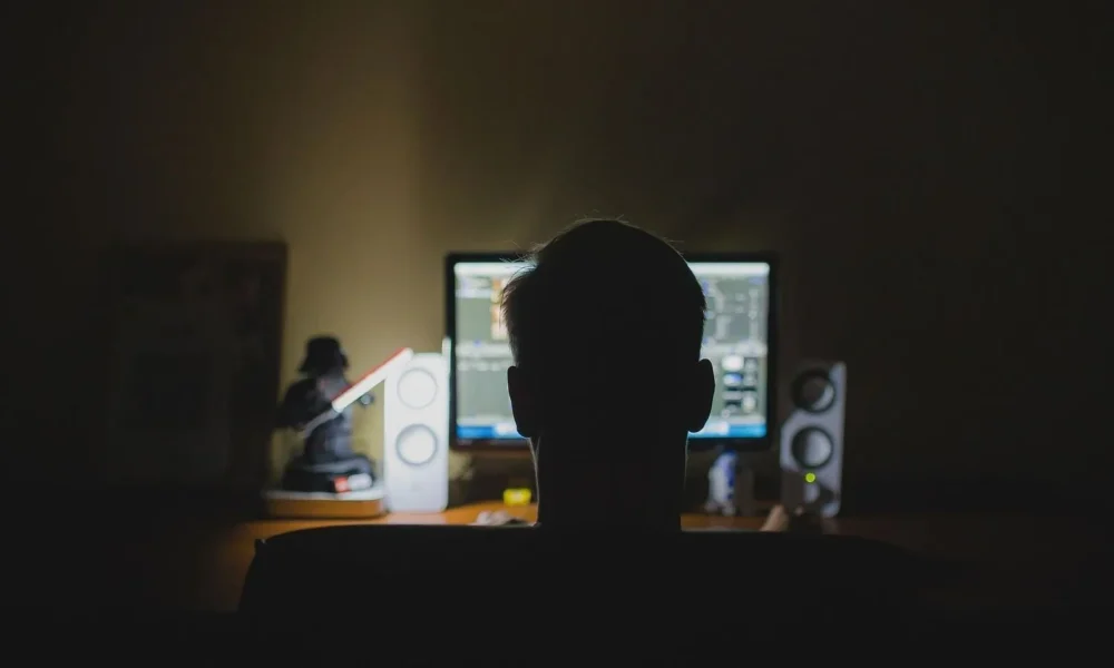 work-933061_1920-e1738254288555 Criminosos chantageavam a vítima por meio de mensagens • Pixabay