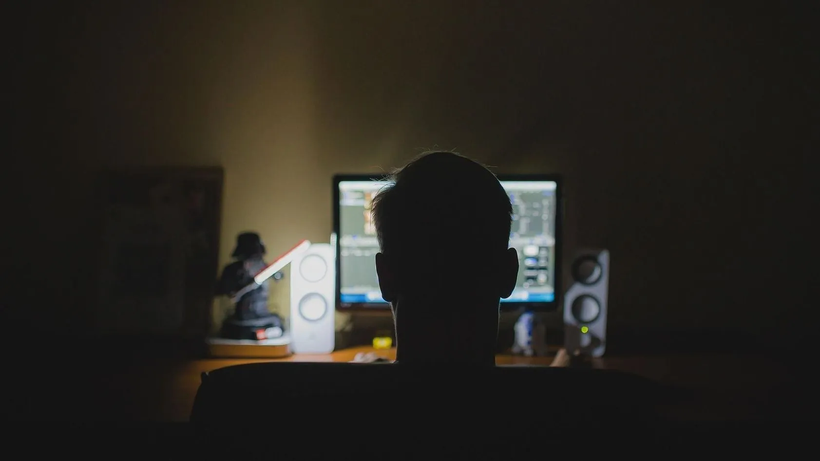 Homem é indiciado após extorquir madrasta por causa de prática de “swing”