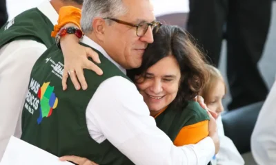 Alexandre Padilha e Nísia Trindade durante sanção da lei do Mais Médicos em julho de 2023 (Fabio Rodrigues-Pozzebom/Agência Brasil)